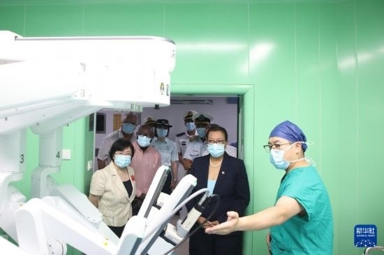 7月5日，塞舌爾衛(wèi)生部長維多在中國海軍“和平方舟”號醫(yī)院船上參觀。新華社發(fā)（劉志磊 攝）