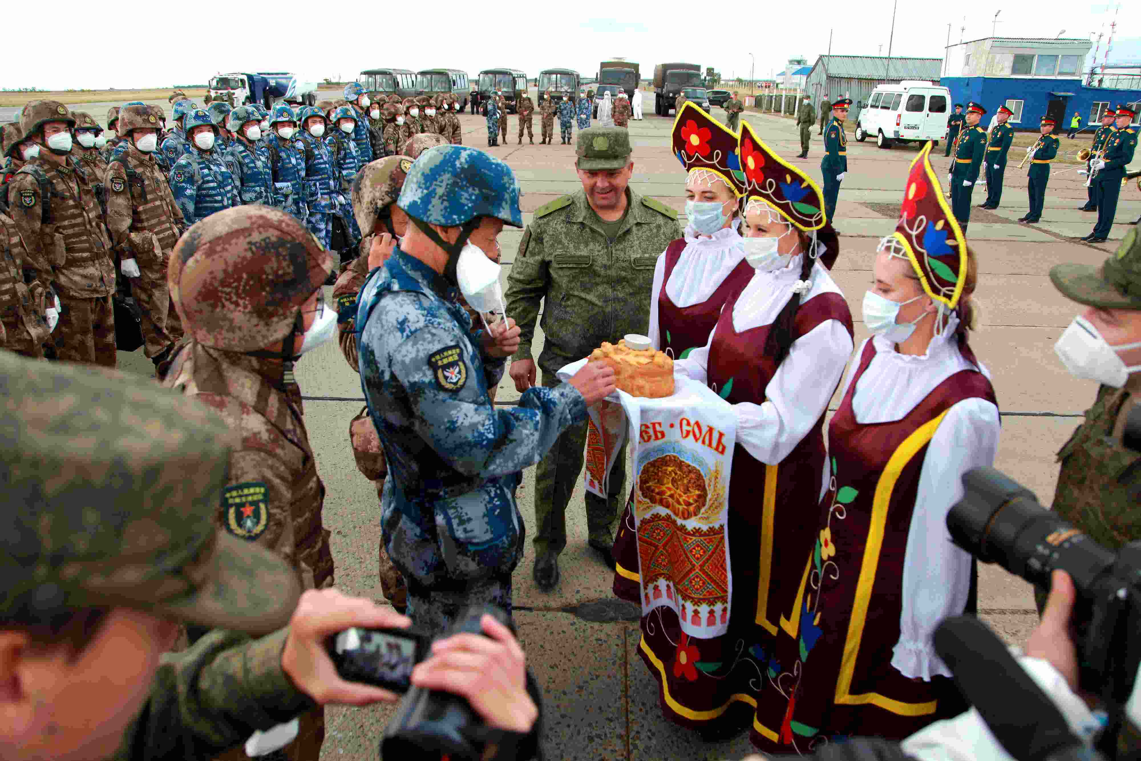 當?shù)貢r間2021年9月10日，跨境參加“和平使命-2021”上海合作組織成員國聯(lián)合反恐軍演的中方部隊導演部抵達俄羅斯奧倫堡“東古茲”靶場演習地域。圖為俄方人員為中方人員舉行歡迎儀式。