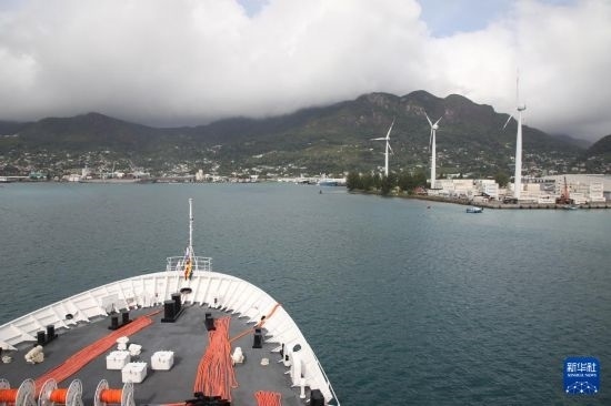 7月5日，中國海軍“和平方舟”號醫(yī)院船抵達塞舌爾維多利亞新港碼頭。新華社發(fā)（劉志磊 攝）