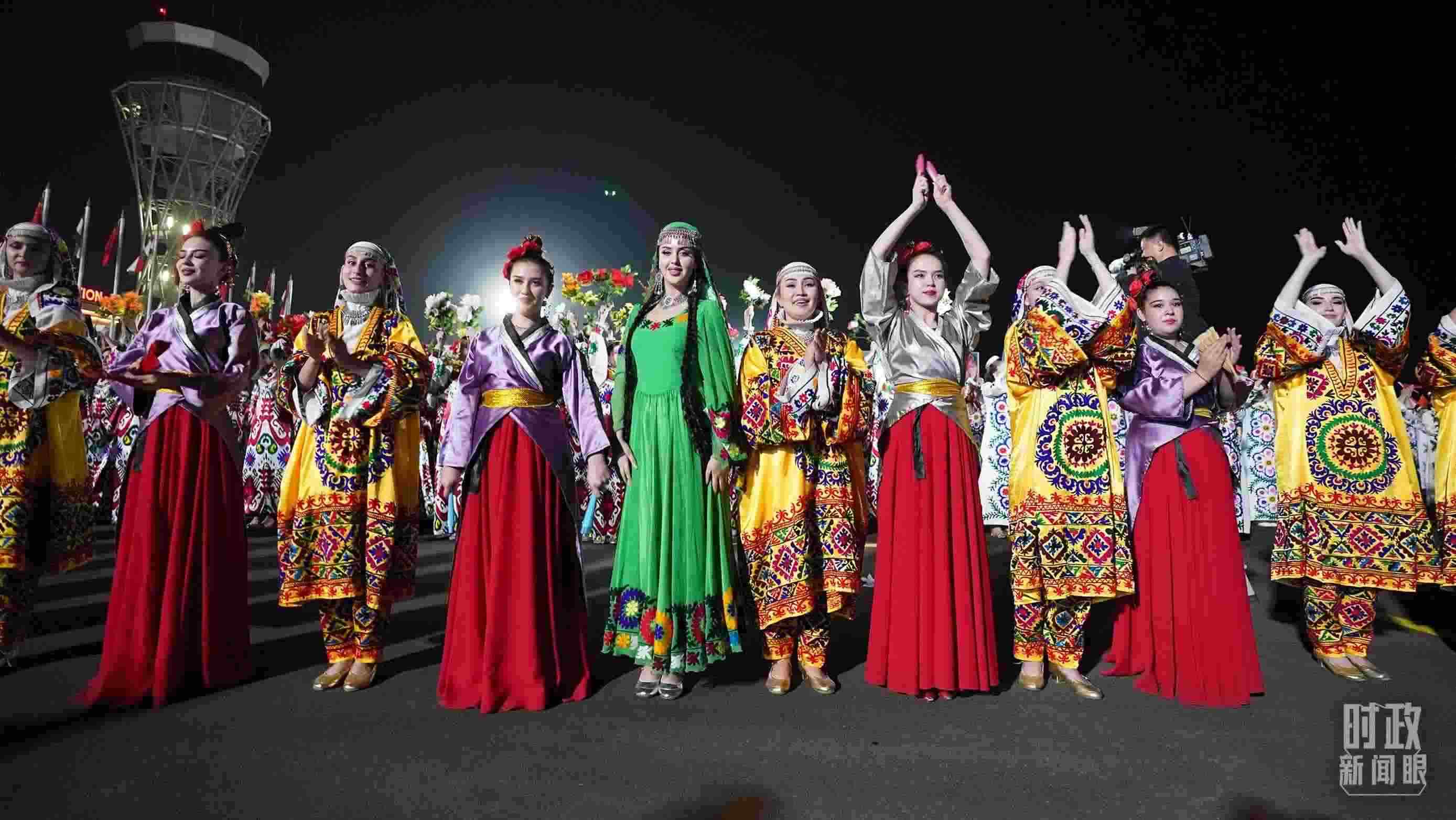 △迎賓儀式上身著民族盛裝的塔吉克斯坦青年。（總臺記者李晉拍攝）