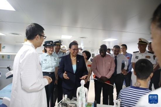 7月5日，塞舌爾衛(wèi)生部長維多在中國海軍“和平方舟”號醫(yī)院船上參觀中醫(yī)診室。新華社發(fā)（劉志磊 攝）