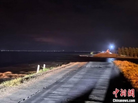  7月6日凌晨，湖南岳陽華容縣團洲垸洞庭湖一線堤防決口現場。中新社記者 白祖偕 攝