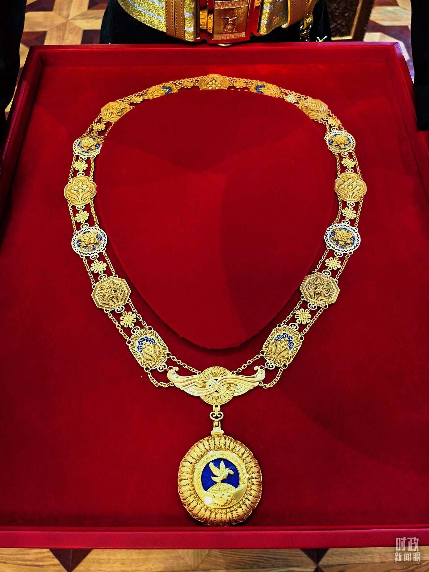 △中華人民共和國“友誼勛章”。（總臺央視記者范學(xué)禹拍攝）