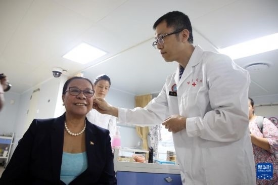 7月5日，塞舌爾衛(wèi)生部長維多在中國海軍“和平方舟”號醫(yī)院船上體驗中醫(yī)。新華社發(fā)（劉志磊 攝）