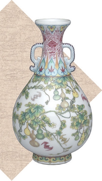 清代瓷胎畫琺瑯福壽連綿雙耳瓶。臺北故宮博物院藏