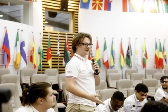 7月8日，美國(guó)中田納西州立大學(xué)大一學(xué)生雅克布·揚(yáng)在共譜華美和音交流營(yíng)上分享。新華社發(fā)