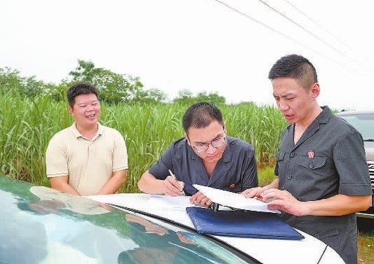 圖③：清塘后，執(zhí)行干警與某農(nóng)場(chǎng)負(fù)責(zé)人確認(rèn)魚塘交付情況。