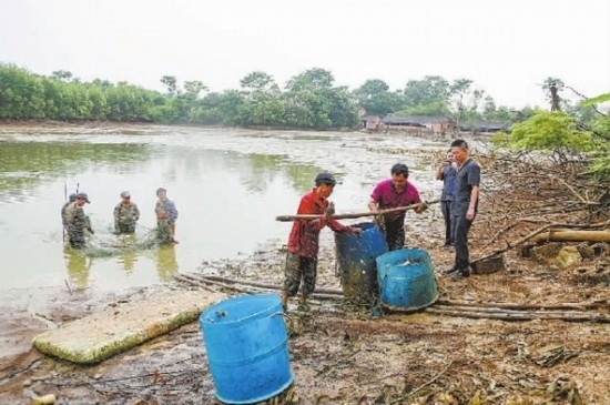 圖②：執(zhí)行干警督促凌某捕魚清塘。