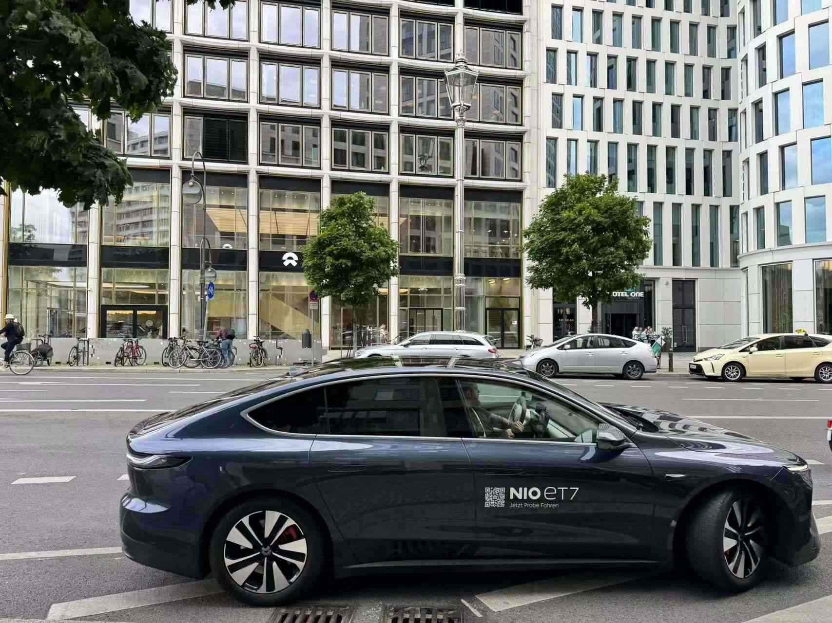 消費者在蔚來柏林智能駕駛中心前試駕電動汽車。 人民網(wǎng)記者 李強攝