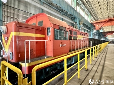 運(yùn)輸通鋼產(chǎn)品的火車。人民網(wǎng) 謝瑩攝