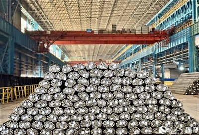 廠房?jī)?nèi)待運(yùn)輸?shù)耐ㄤ摦a(chǎn)品。人民網(wǎng) 謝瑩攝