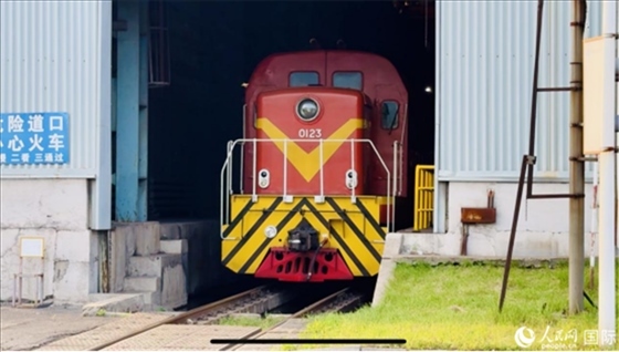 通鋼產(chǎn)品通過(guò)鐵路運(yùn)輸出場(chǎng)。人民網(wǎng) 謝瑩攝