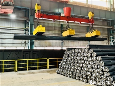 通鋼產(chǎn)品正在裝車。人民網(wǎng) 謝瑩攝