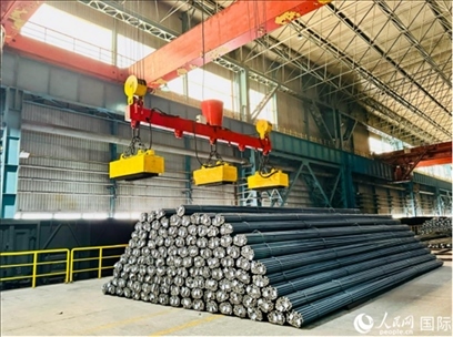 通鋼產(chǎn)品正在裝車。人民網(wǎng) 謝瑩攝