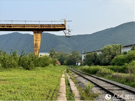 通鋼產(chǎn)品通過(guò)鐵路運(yùn)輸出場(chǎng)。人民網(wǎng) 謝瑩攝