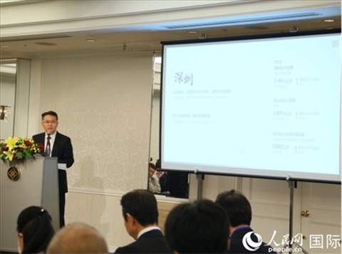 深圳市人民政府國有資產(chǎn)監(jiān)督管理委員會黨委副書記、副主任徐國東進(jìn)行深圳市推介。人民網(wǎng) 許可攝