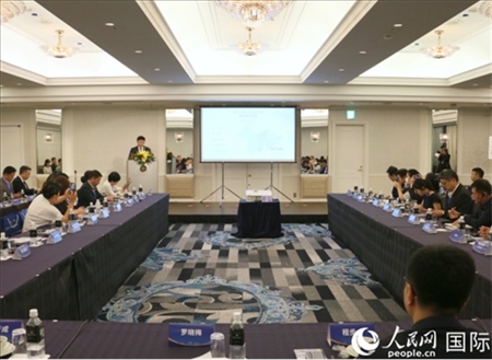 深圳市光明區(qū)委常委、副區(qū)長王芳成介紹光明科學(xué)城。人民網(wǎng) 許可攝