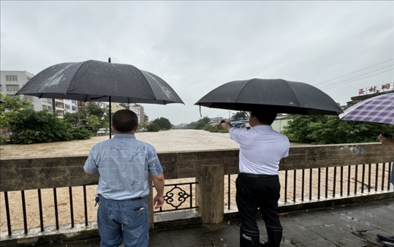 工作組在防汛一線開展工作。受訪者供圖