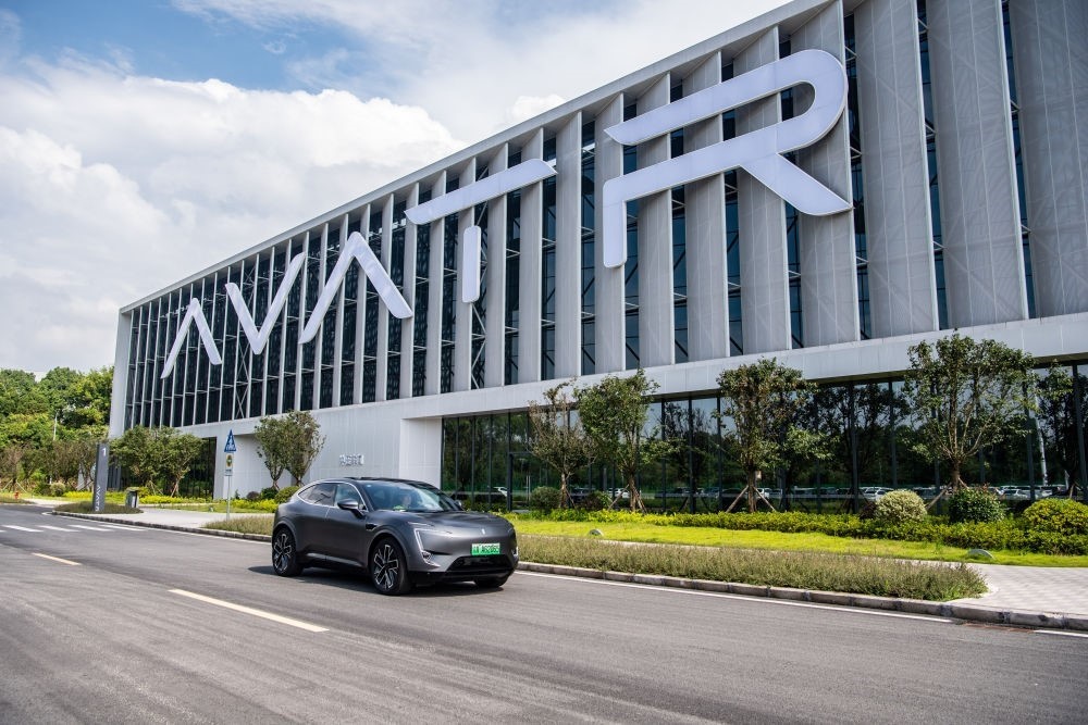 一輛新能源汽車在重慶市江北區(qū)行駛（2023年7月20日攝）。新華社記者 唐奕 攝