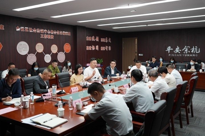 由浙江省信訪局和相關(guān)部門負責(zé)人組成的下訪團在杭州市余杭區(qū)社會治理中心接待來訪群眾。新華社記者 翁忻旸 攝