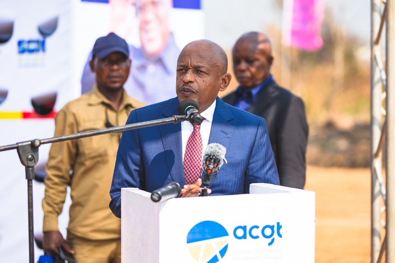 剛果（金）國務部長兼基礎(chǔ)設(shè)施和公共工程部長穆武尼在開工儀式上致辭。中鐵資源集團供圖