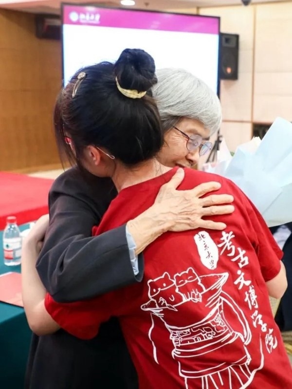 2023年，在校友向母校捐贈儀式上，鐘芳蓉與樊錦詩擁抱。校方供圖