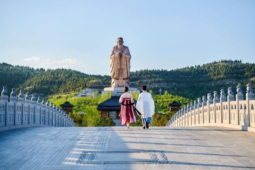 游客漫步尼山圣境領(lǐng)略古脈綿長(zhǎng)。人民網(wǎng) 喬姝攝