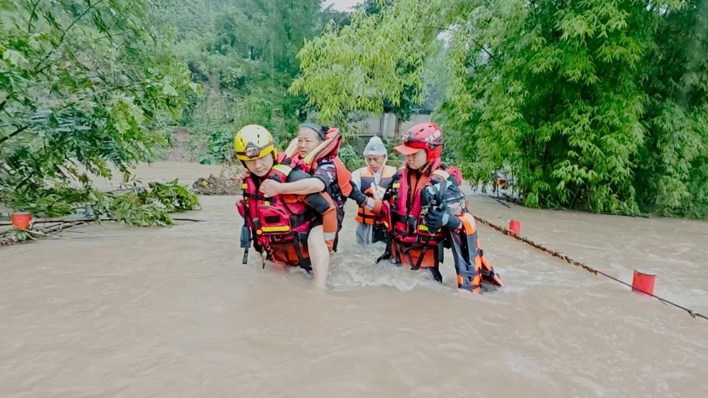 在忠縣，救援人員正在轉(zhuǎn)移受災(zāi)群眾。新華社發(fā)