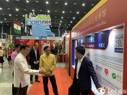 7月9日，中國駐清邁總領(lǐng)事陳海平與清邁副府尹威拉蓬等共同參觀以“暢游中國、支付無憂”為主題的中國展位。人民網(wǎng)記者章念生攝