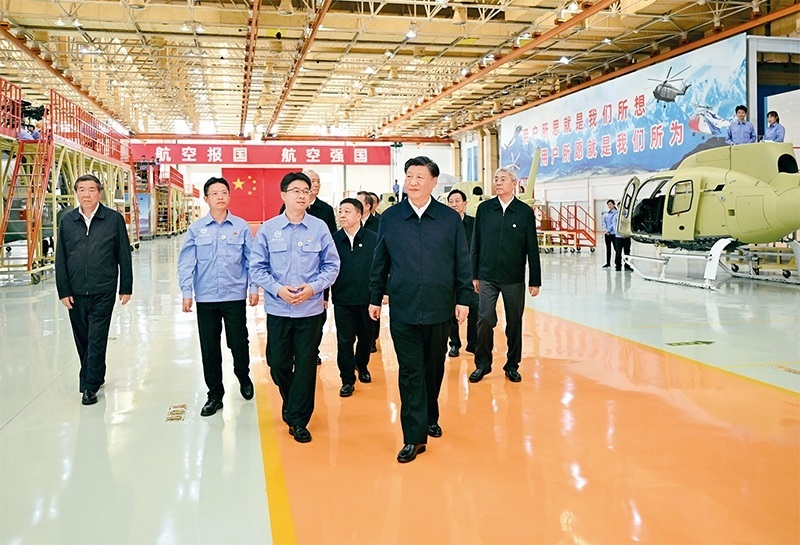 2023年10月10日至13日，中共中央總書記、國家主席、中央軍委主席習(xí)近平在江西考察。這是11日上午，習(xí)近平在景德鎮(zhèn)市昌河飛機(jī)工業(yè)（集團(tuán)）有限公司考察。 新華社記者 燕雁/攝