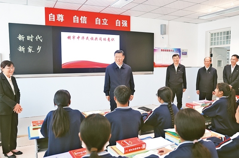 2024年6月18日至19日，中共中央總書記、國家主席、中央軍委主席習(xí)近平在青?？疾?。這是18日下午，習(xí)近平在果洛西寧民族中學(xué)高一（1）班觀摩“新時(shí)代、新家鄉(xiāng)”主題思政課。 新華社記者 鞠鵬/攝
