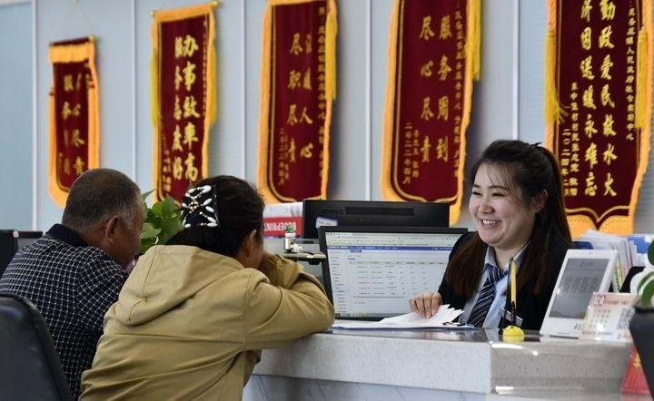 2024年3月25日，北京市大興區(qū)龐各莊鎮(zhèn)政務(wù)服務(wù)中心的工作人員耐心為群眾解答問(wèn)題。大興區(qū)龐各莊鎮(zhèn)政務(wù)服務(wù)中心用“最多跑一次”的工作理念為企業(yè)和群眾提供了便利化、精準(zhǔn)化、個(gè)性化的衍生服務(wù)。新華社記者 李欣 攝