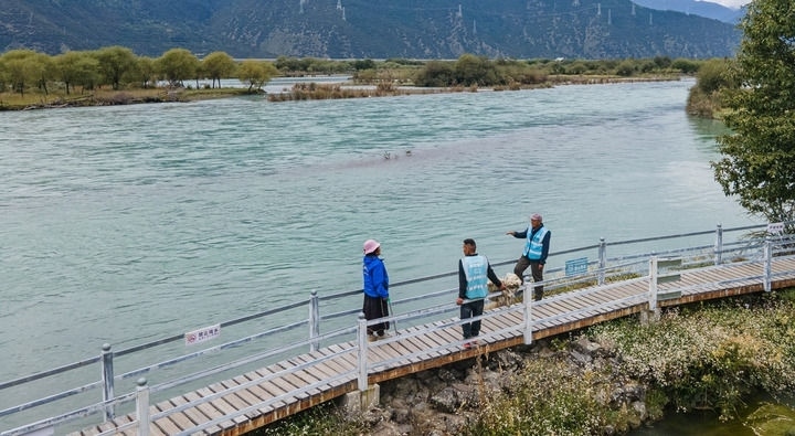 西藏雅尼國(guó)家濕地公園管護(hù)員在巡護(hù)途中小憩（無(wú)人機(jī)照片，2023年9月8日攝）。新華社記者 丁增尼達(dá) 攝