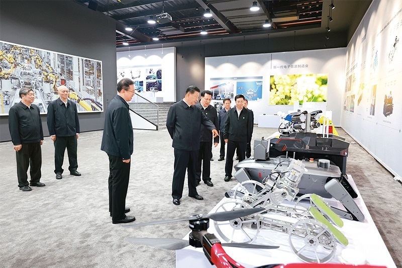 2024年4月22日至24日，中共中央總書記、國家主席、中央軍委主席習(xí)近平在重慶考察。這是22日下午，習(xí)近平參觀重慶科技創(chuàng)新和產(chǎn)業(yè)發(fā)展成果展示。 新華社記者 王曄/攝