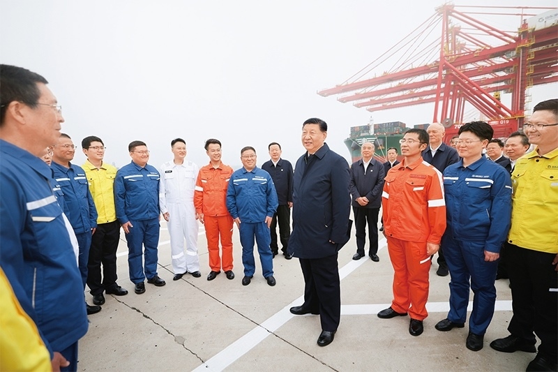 2024年5月22日至24日，中共中央總書記、國家主席、中央軍委主席習(xí)近平在山東考察。這是22日下午，習(xí)近平在日照港親切慰問港口科技工作者、運(yùn)營人員、航運(yùn)人員。 新華社記者 鞠鵬/攝