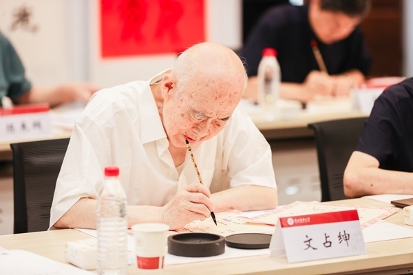 陜西師范大學(xué)毛筆手寫錄取通知書現(xiàn)場。校方供圖