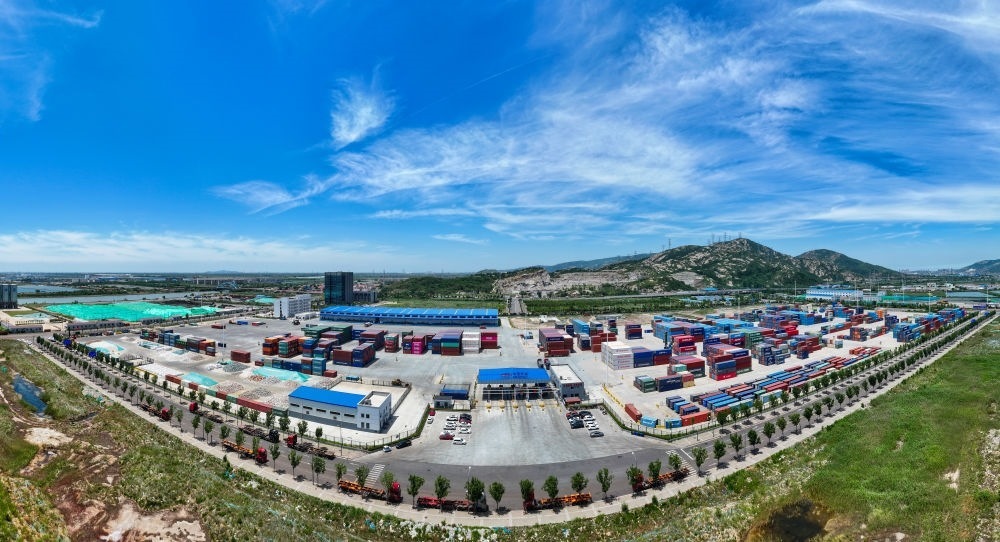 2024年6月26日拍攝的位于江蘇省連云港市連云區(qū)的上合組織（連云港）國際物流園內(nèi)的中國外運(yùn)集裝箱場(chǎng)站（無人機(jī)照片）。上合組織（連云港）國際物流園是連云港建設(shè)“一帶一路”交匯點(diǎn)強(qiáng)支點(diǎn)和上合組織國家出?；氐闹匾脚_(tái)載體。新華社記者 季春鵬 攝