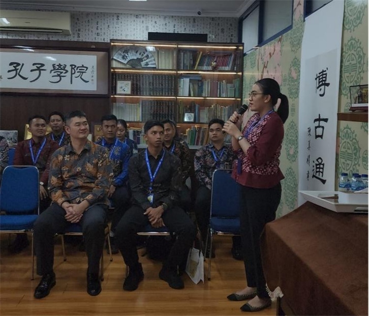 警察學員用漢語進行自我介紹 。活動主辦方供圖