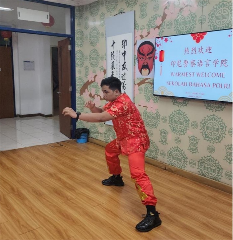 警察學員表演武術(shù)?；顒又鬓k方供圖