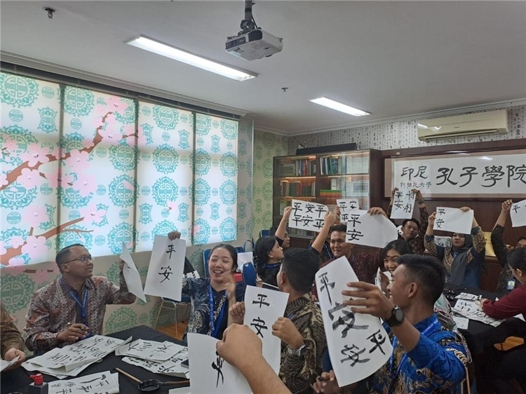 警察學員們展示書法學習成果。活動主辦方供圖