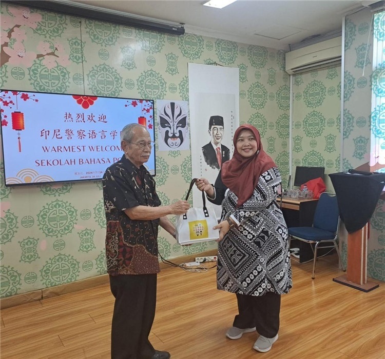 拉哈尤·蘇珊蒂與穆尼交換禮品?；顒又鬓k方供圖