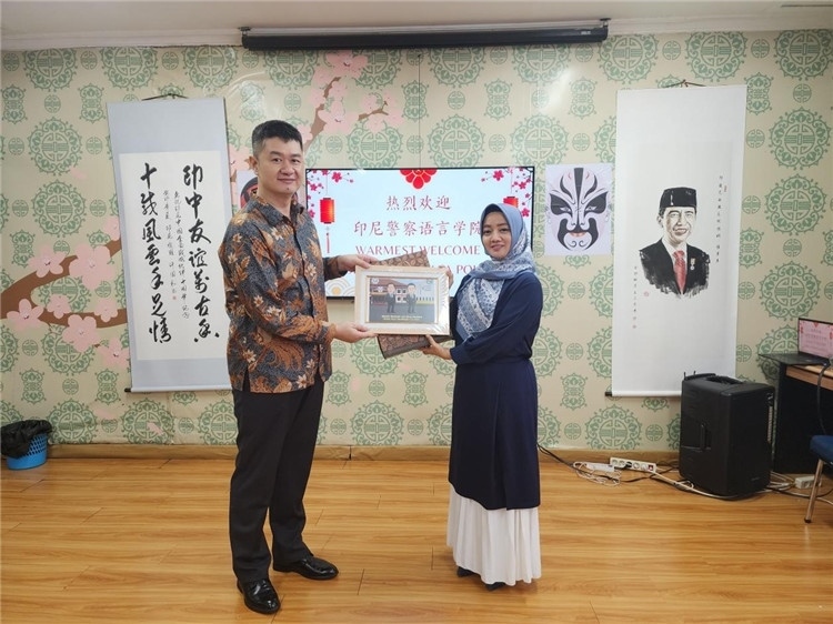 警察語言學院老師與王大昕交換禮品?；顒又鬓k方供圖