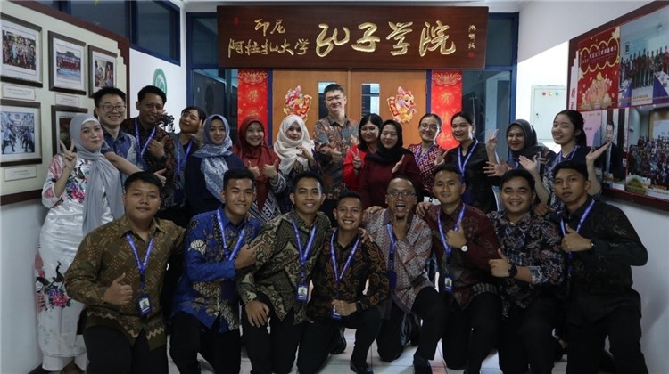 警察 學員們在孔院門口合影?；顒又鬓k方供圖