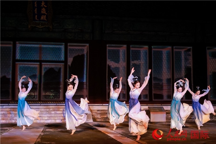 “光影北京——2024世界燈光師大會”開幕式當晚的燈光秀表演。人民網(wǎng)記者 趙益普攝