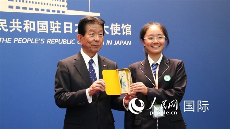 中國小大使向日本永旺1%俱樂部理事長森美樹贈送當(dāng)?shù)靥厣Y品。人民網(wǎng) 許可攝