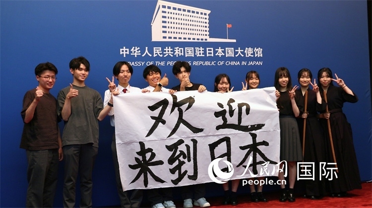 日本小大使現(xiàn)場書寫“歡迎來到日本”。人民網(wǎng) 許可攝
