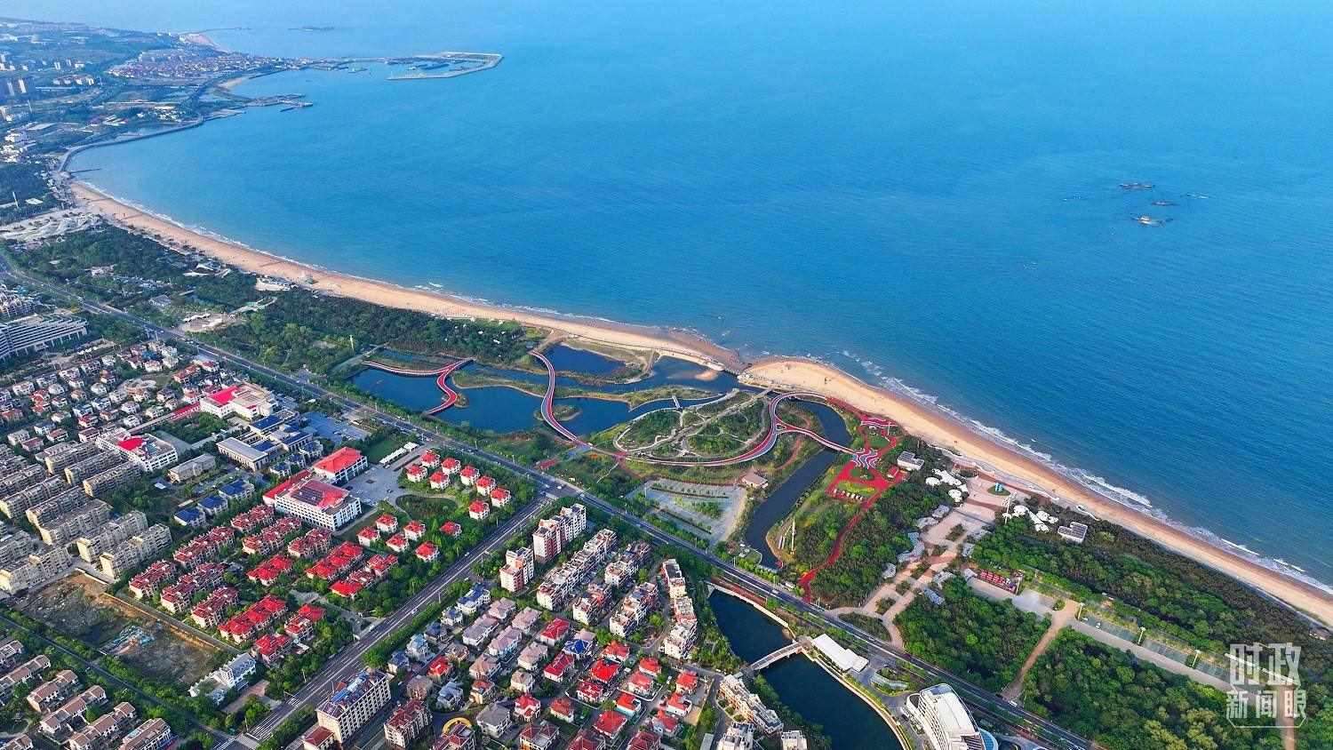 △日照市陽光海岸綠道。近年來，日照市對(duì)沿海裸露場地及岸線破損處進(jìn)行生態(tài)修復(fù)，建成約28公里的陽光海岸綠道，為市民和游客提供了運(yùn)動(dòng)休閑好去處。（總臺(tái)央視記者范凱拍攝）