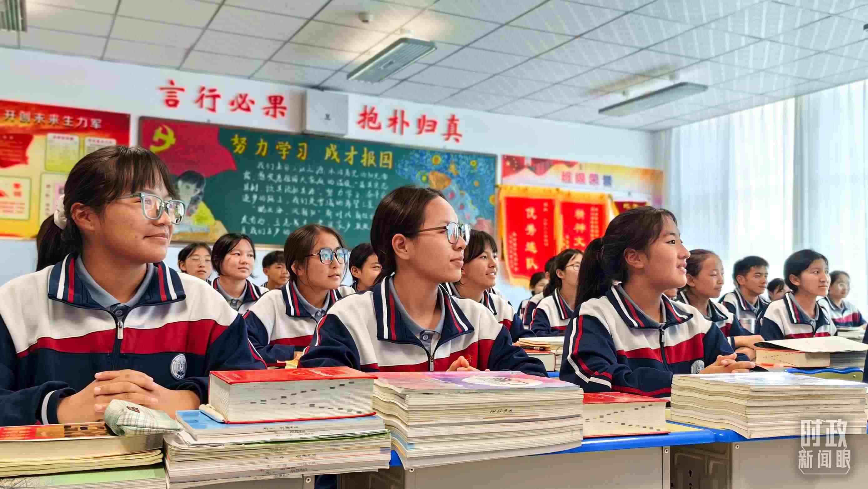 △果洛西寧民族中學(xué)高一（1）班的“新時(shí)代、新家鄉(xiāng)”主題思政課。（總臺(tái)央視記者段德文拍攝）