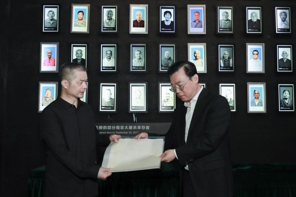 南京大屠殺幸存者高如琴的兒子向軍向侵華日軍南京大屠殺遇難同胞紀(jì)念館捐贈(zèng)高如琴老人相關(guān)物品。（侵華日軍南京大屠殺遇難同胞紀(jì)念館供圖）