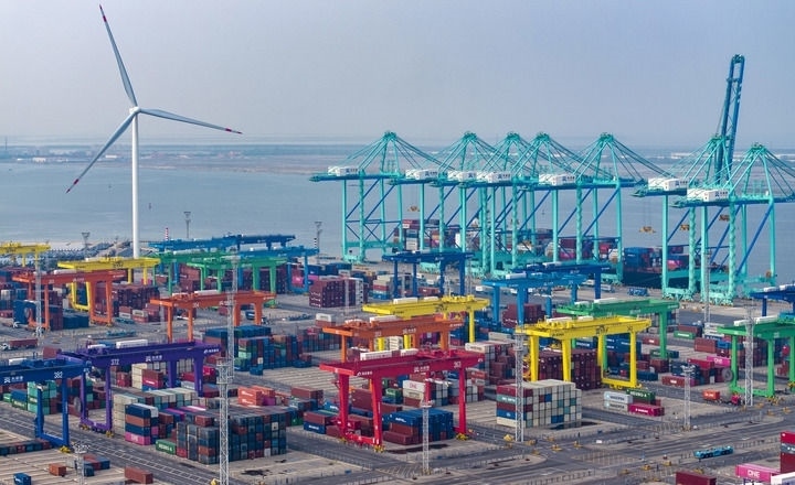 2024年7月3日，一艘集裝箱貨輪停靠在天津港“智慧零碳”碼頭（無人機(jī)照片）。新華社記者 趙子碩 攝